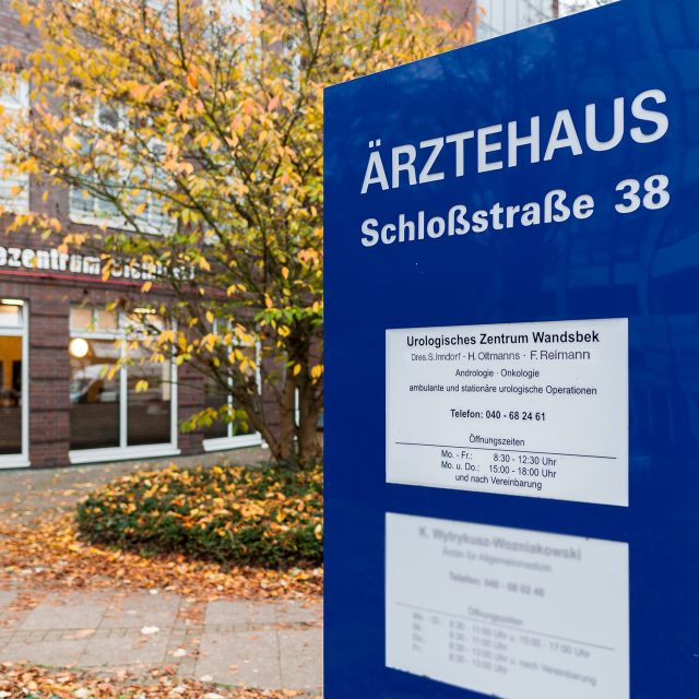 Ärztehaus Aussenansicht Türschild